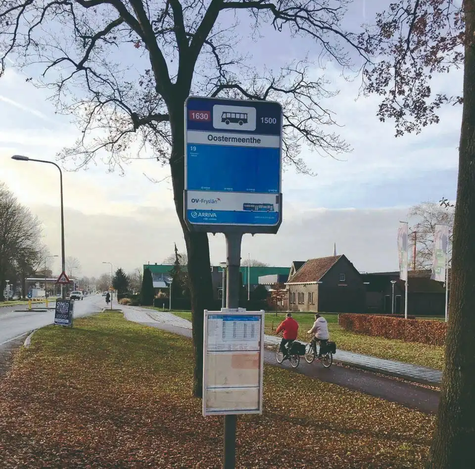 Bewegwijzering in de vorm van een bord bij een bushalte